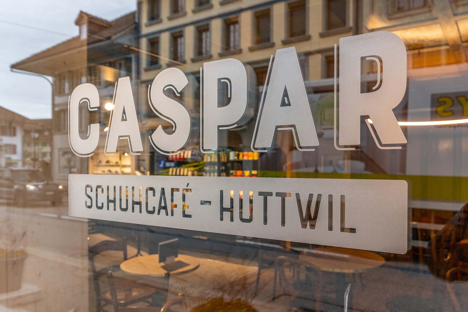 Schaufensterbeschriftung Schuhcafé Caspar in Huttwil